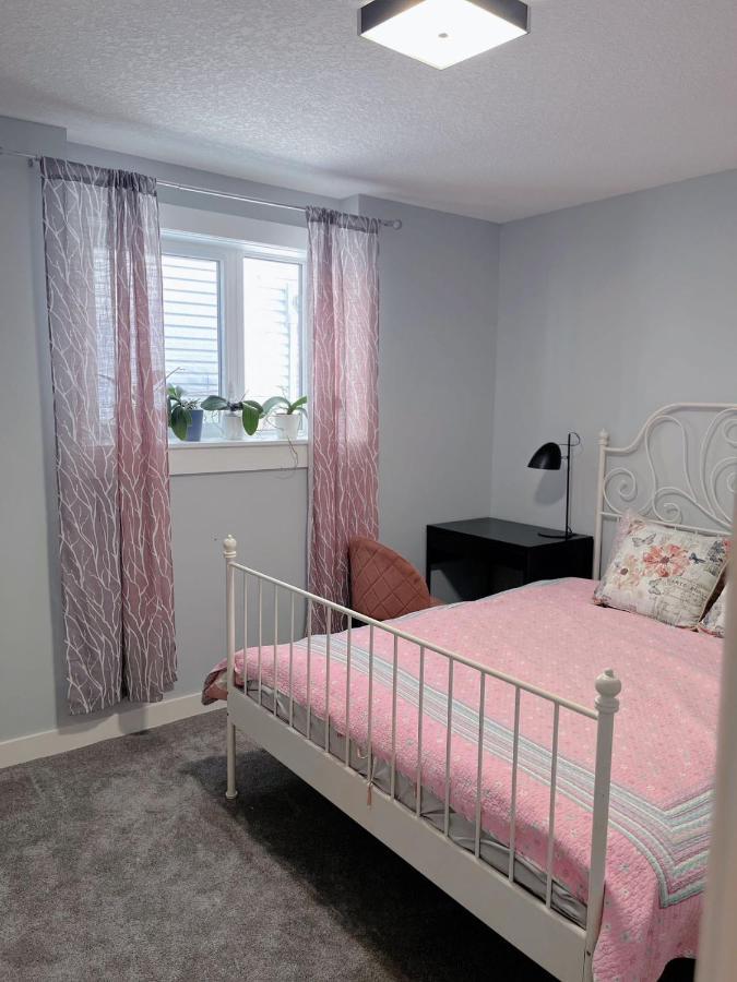 Elegant Garden Suite&2Mins Bus Station Close Lrt& Free Parking 卡加利 外观 照片